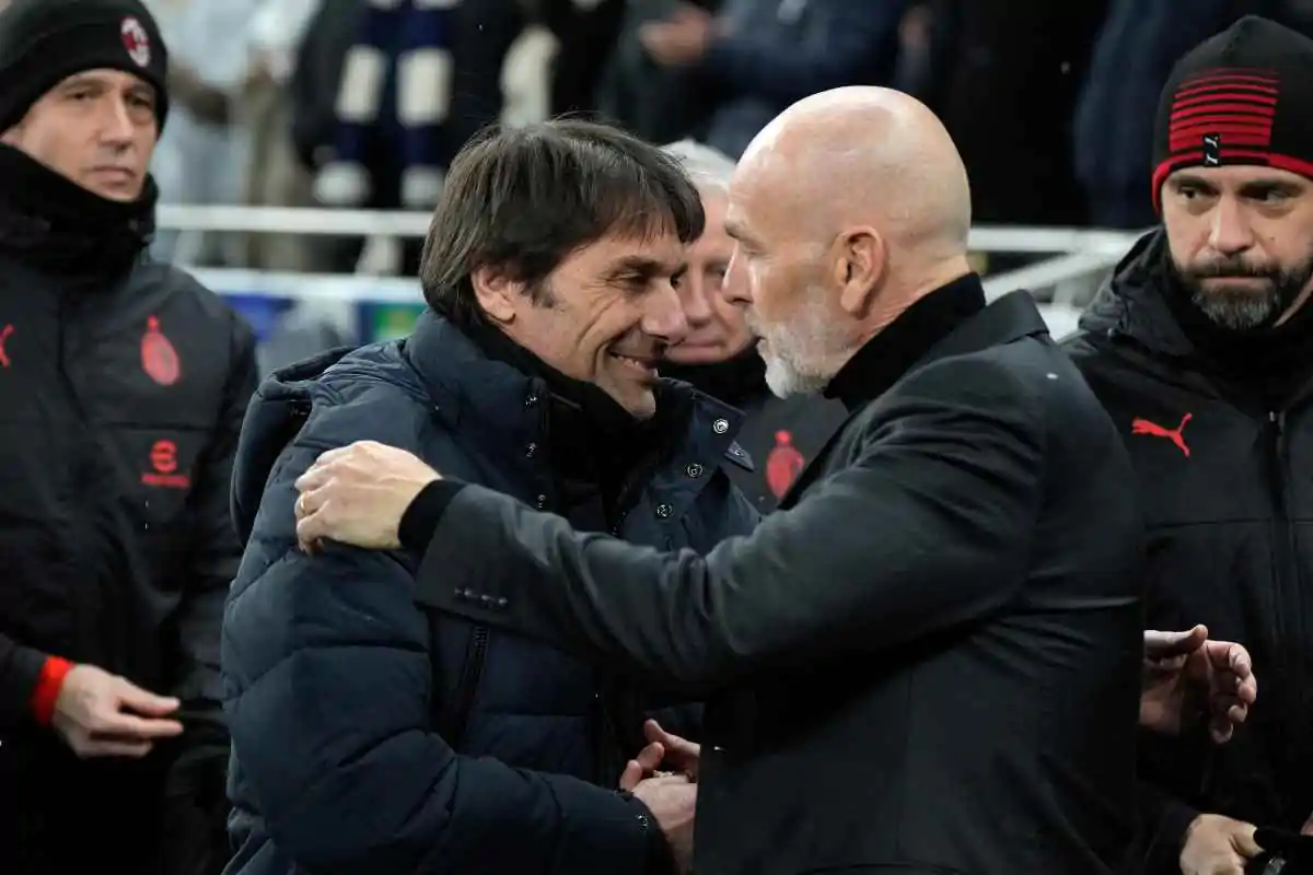 Conte e Pioli si abbracciano