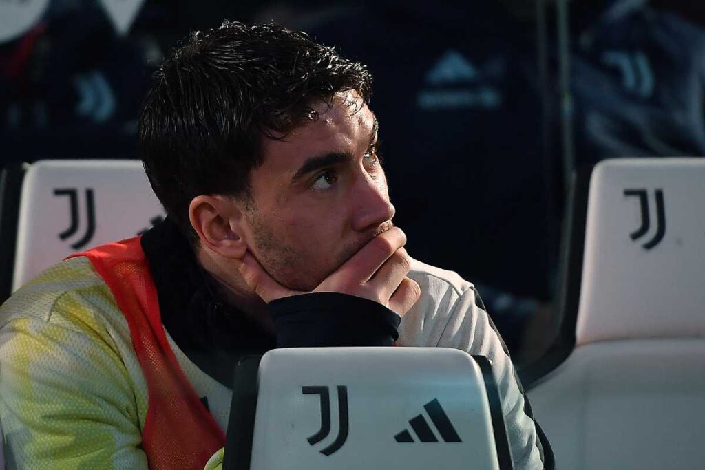 Dusan Vlahovic perplesso in panchina