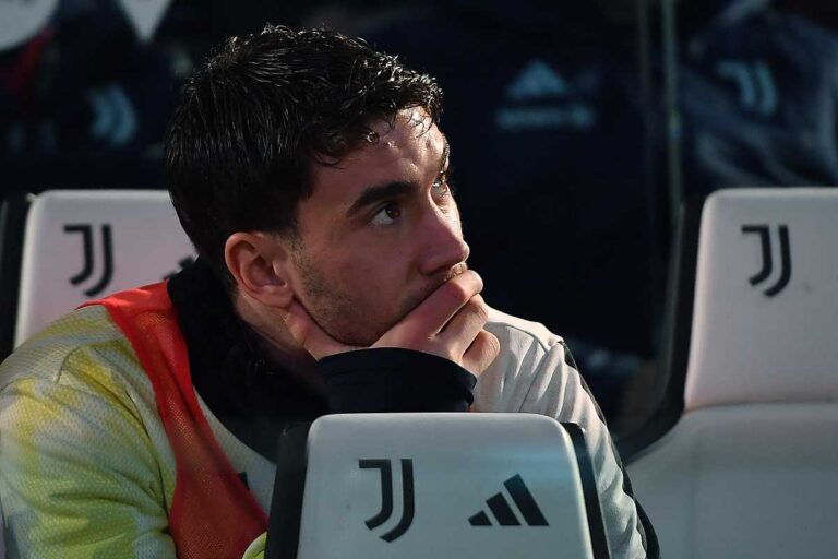Dusan Vlahovic perplesso in panchina