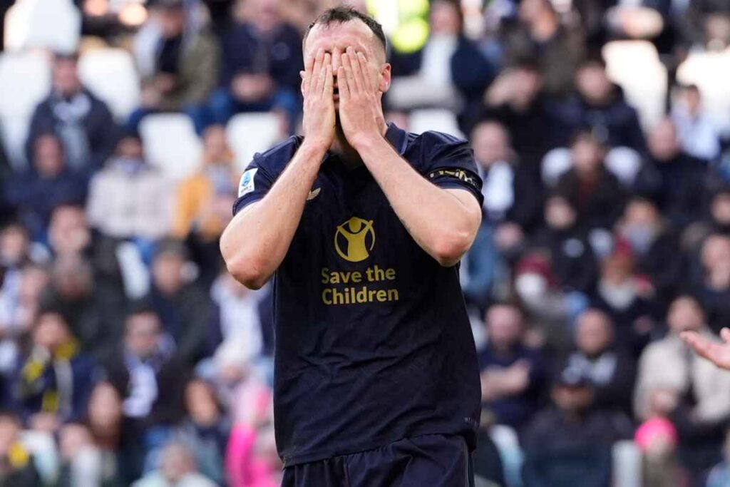 Gatti con le mani sul viso