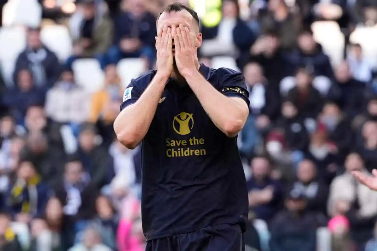 Gatti con le mani sul viso