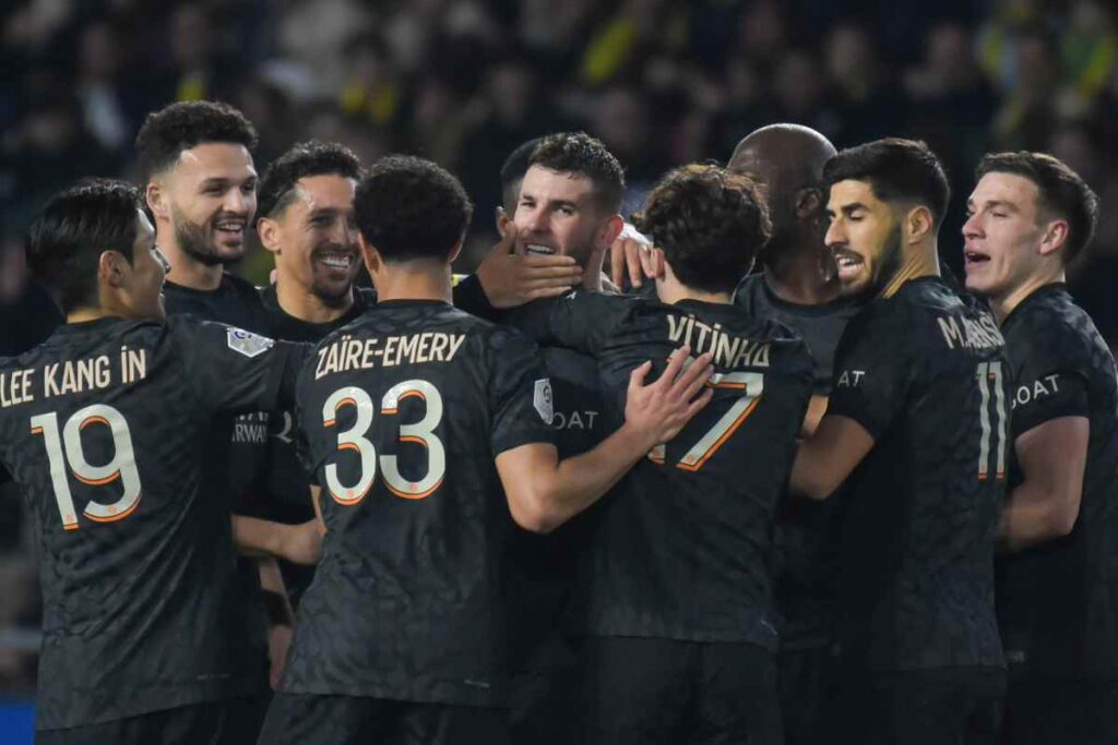 Lucas Hernandez esulta con i compagni