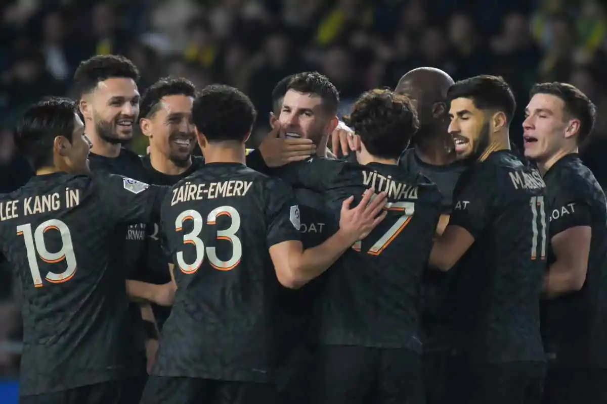 Lucas Hernandez esulta con i compagni