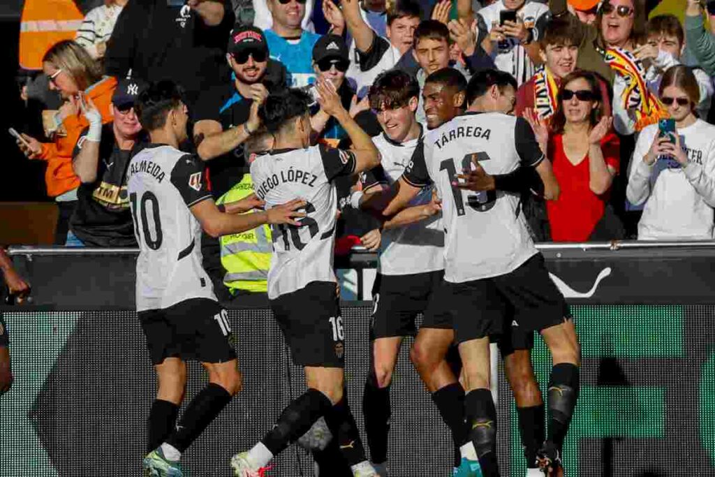 Mosquera esulta con i compagni