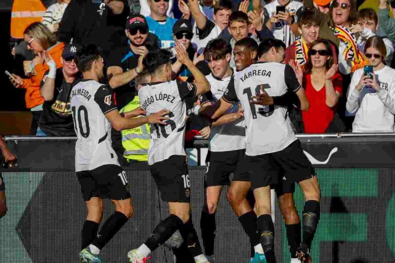 Mosquera esulta con i compagni