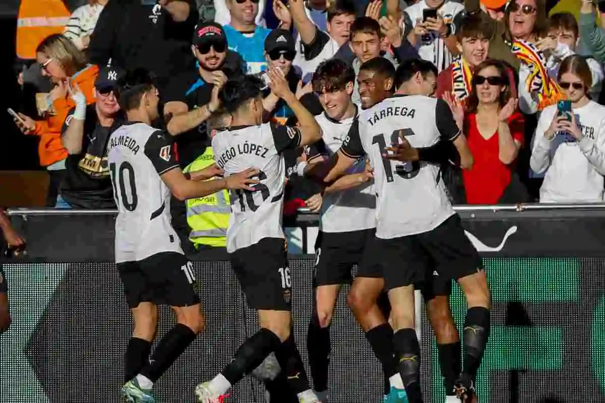 Mosquera esulta con i compagni