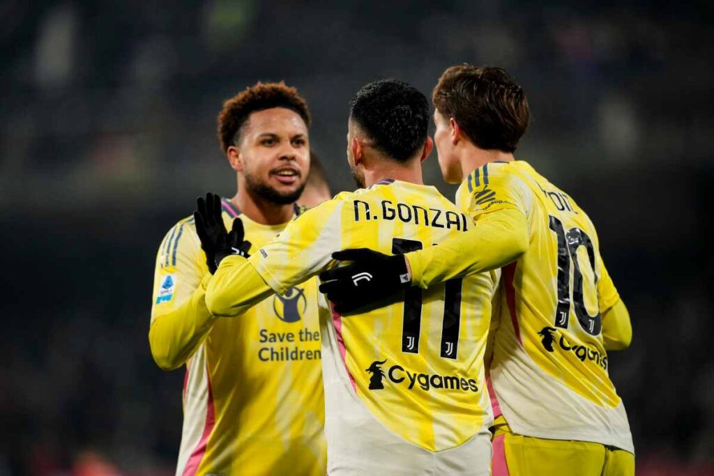 Nico Gonzalez abbraccia i compagni di squadra