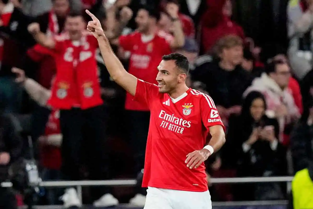 Pavlidis esulta dopo una rete