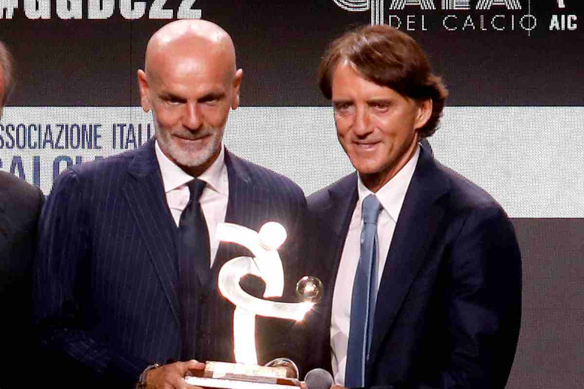Mancini e Pioli con in mano il premio