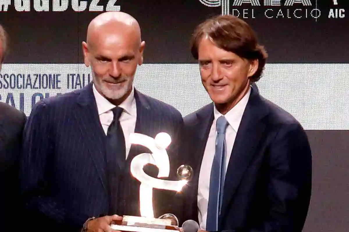 Mancini e Pioli con in mano il premio