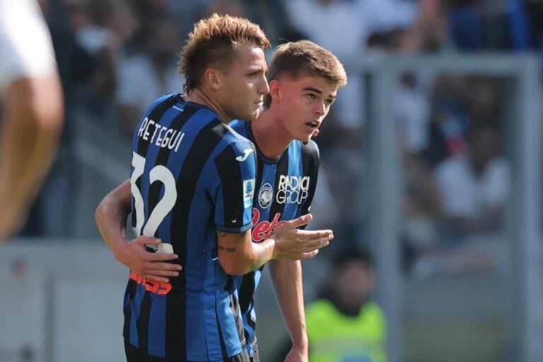 Retegui e De Ketelaere si complimentano