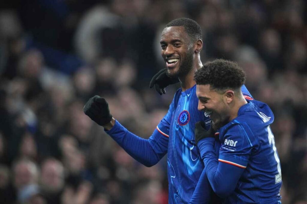 Sancho esulta con un compagno