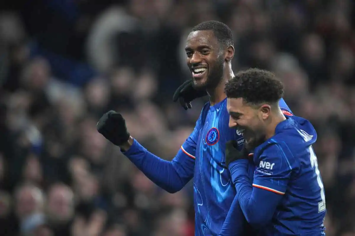 Sancho esulta con un compagno