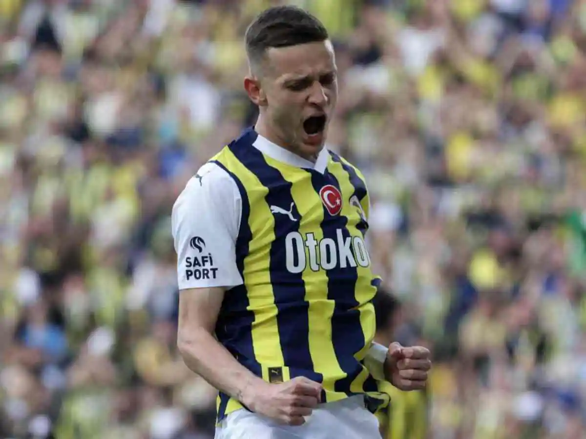 Szymanski esulta dopo un gol