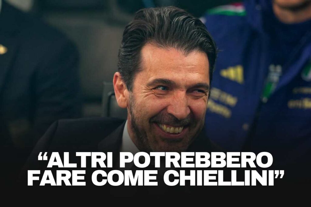 Buffon sorridente seduto in panchina