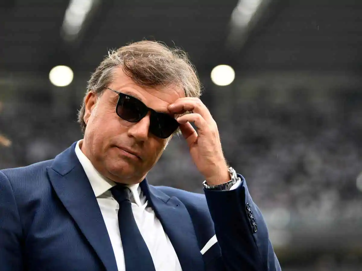 Giuntoli osserva da bordo campo con gli occhiali da sole