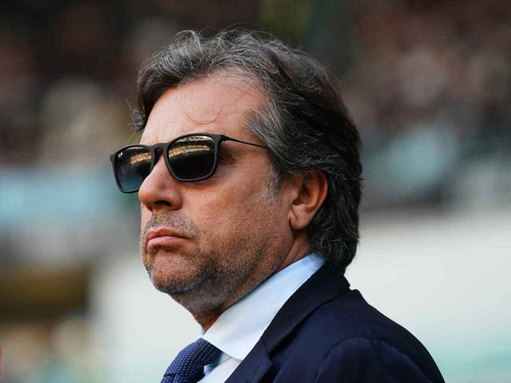 Giuntoli osserva con occhiali da sole da bordo campo