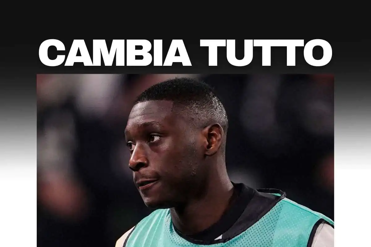 Kolo Muani pensieroso durante il riscaldamento con la Juventus