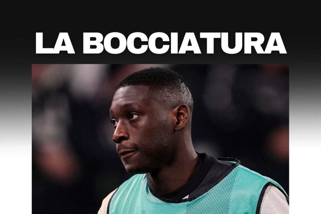 Kolo Muani si riscalda con abiti della Juventus con la pettorina della Champions League