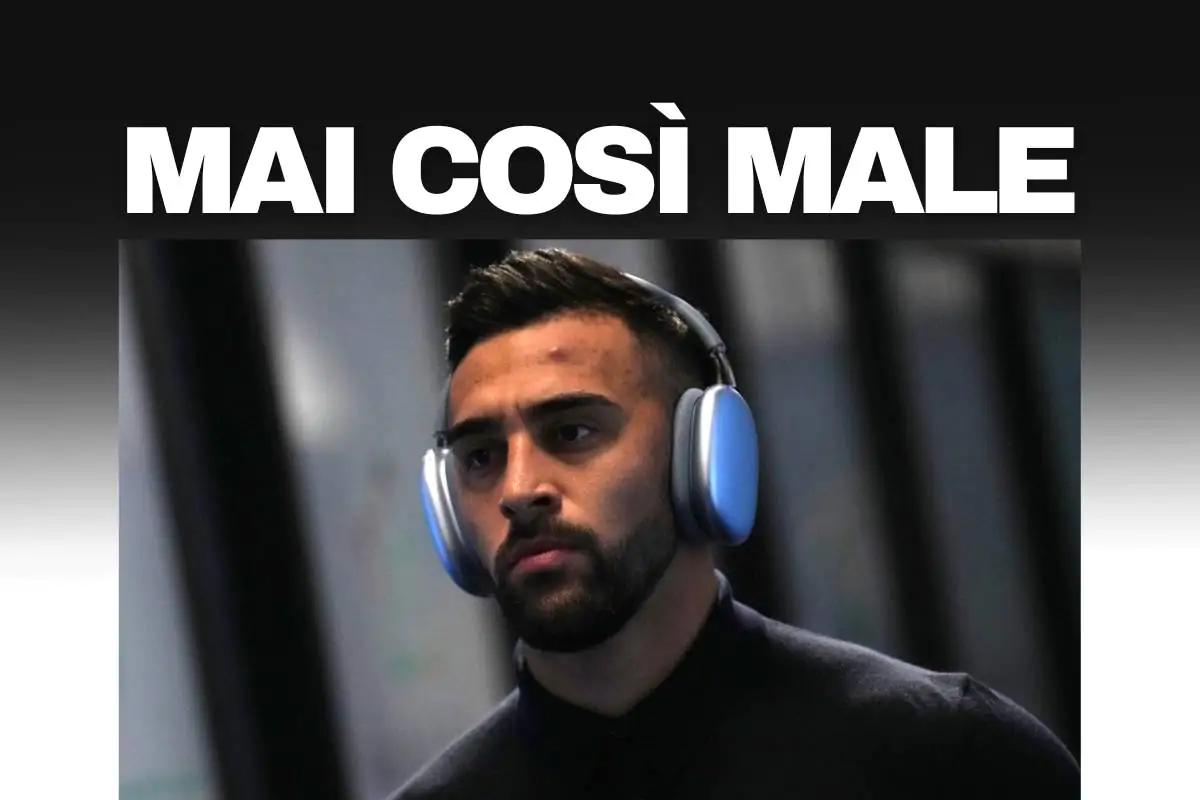 Nico Gonzalez in abiti borghesi con le cuffie alle orecchie