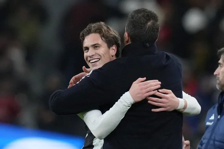 Thiago Motta abbraccia Yildiz dopo il gol segnato in Supercoppa Italiana contro il Milan