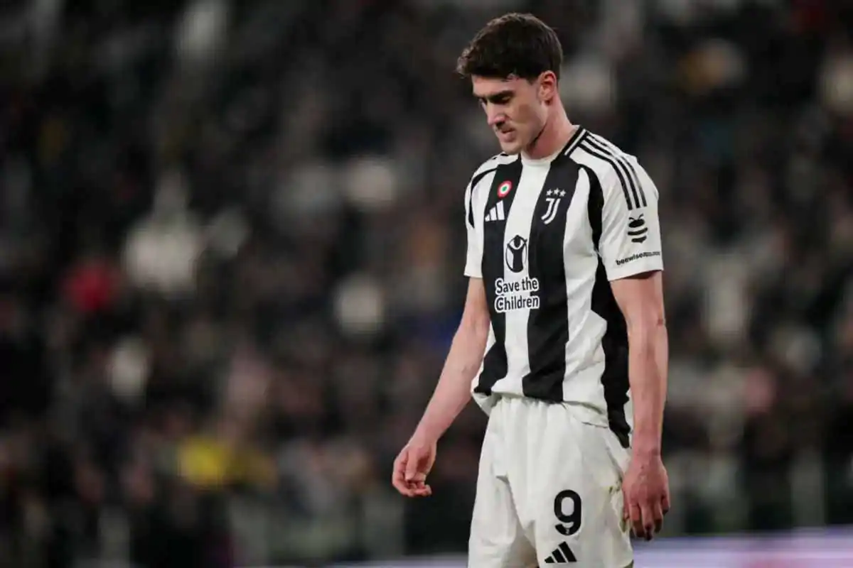 Vlahovic in campo a testa bassa