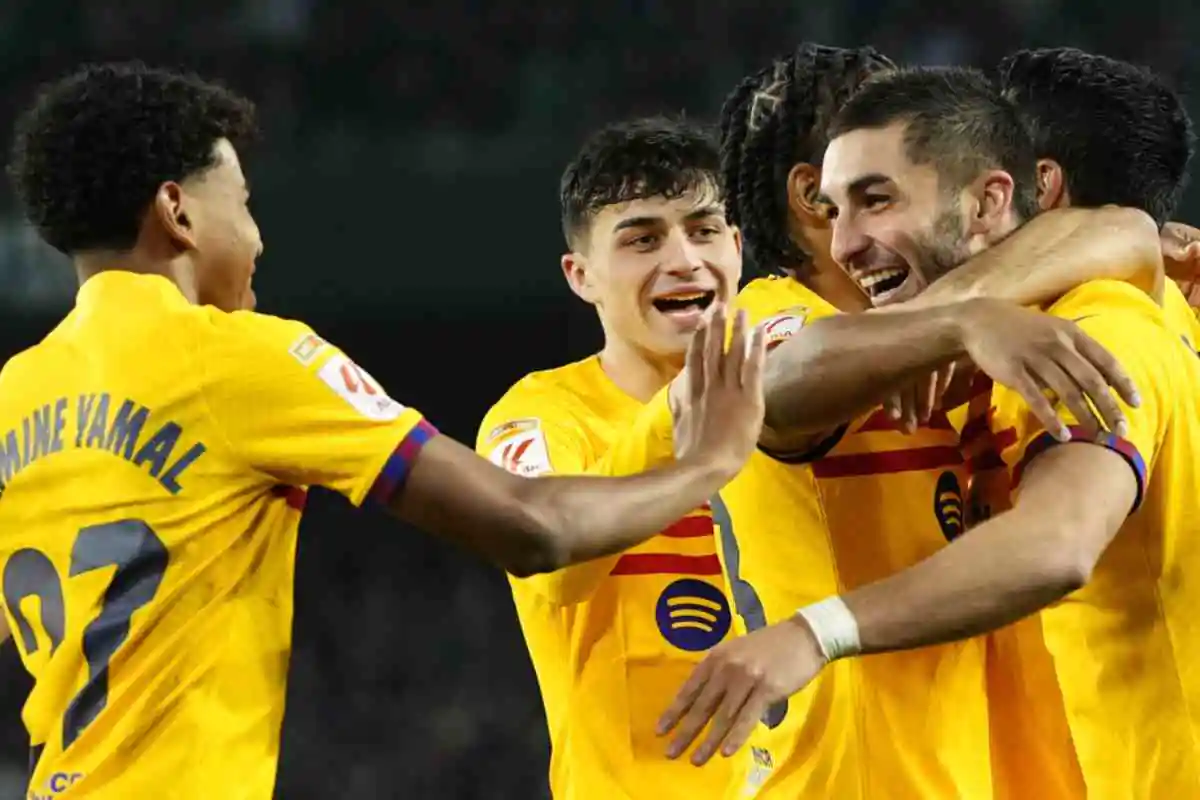 Lamine Yamal e altri giocatori del Barcellona