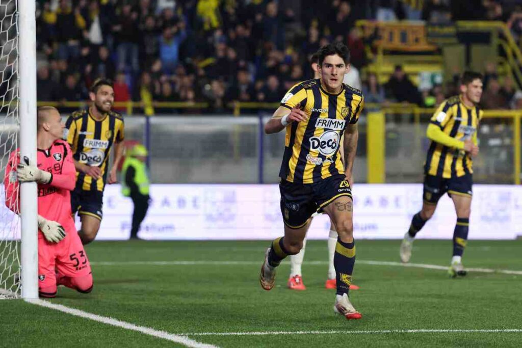 Fortini esulta dopo un gol