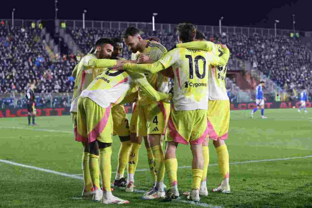 Giocatori Juve si abbracciano