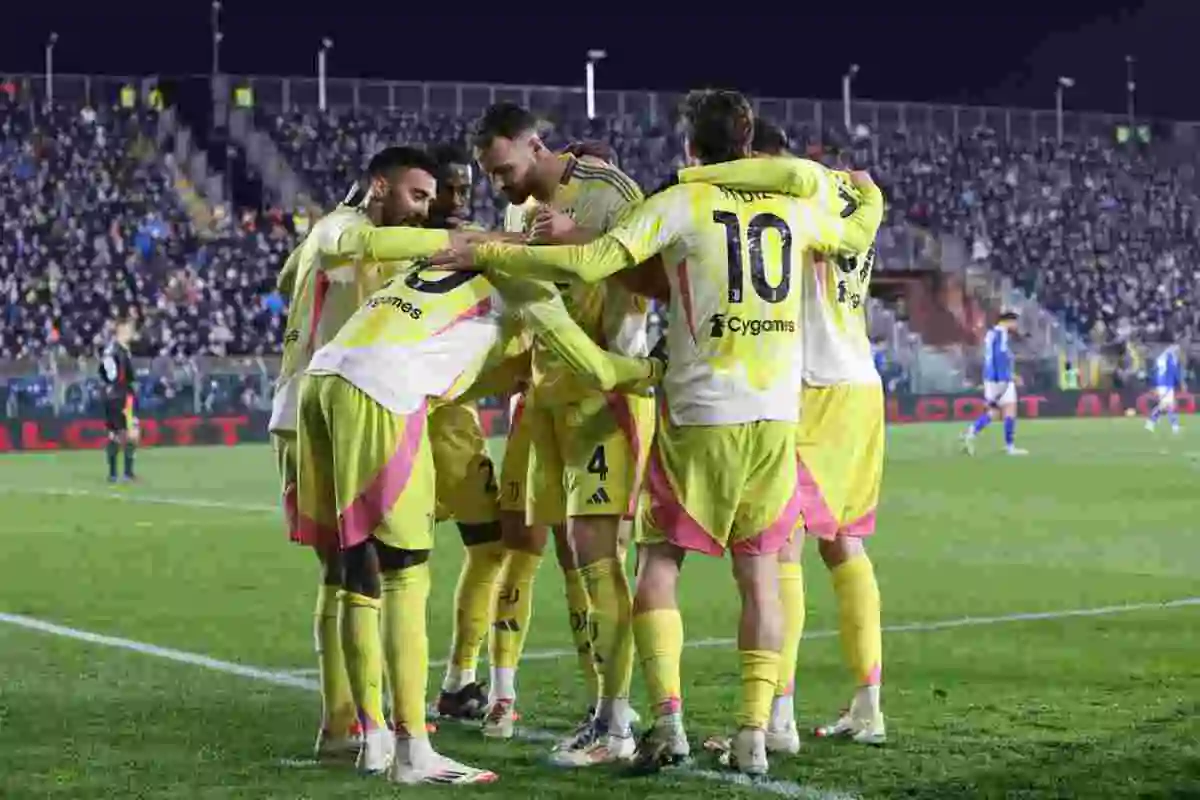 Giocatori Juve si abbracciano