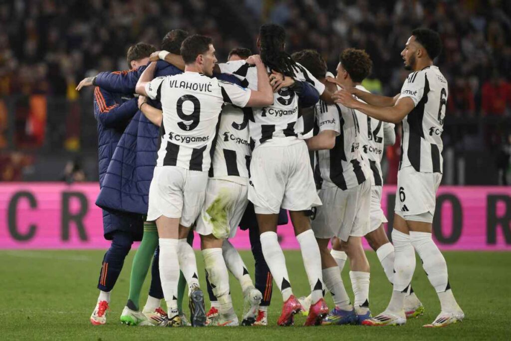 Giocatori Juventus si abbracciano