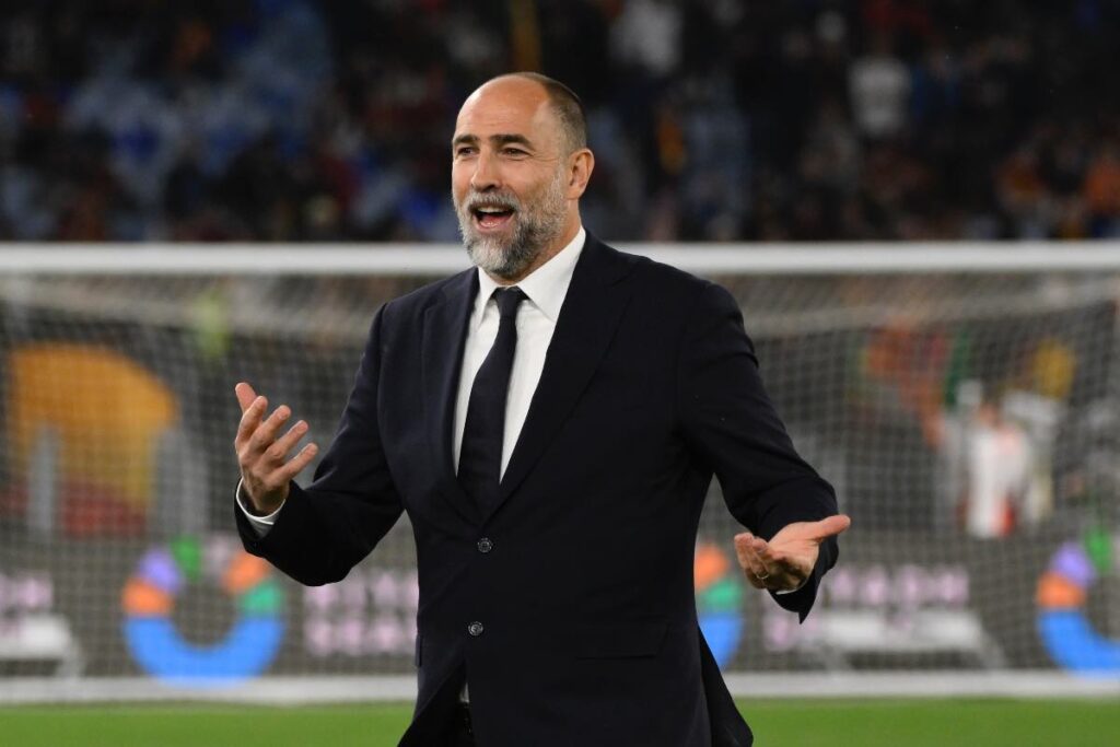 Tudor sorride con le braccia larghe