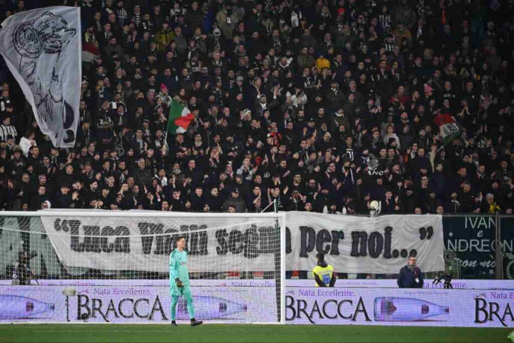 I tifosi della Juventus ricordano Vialli con uno striscione