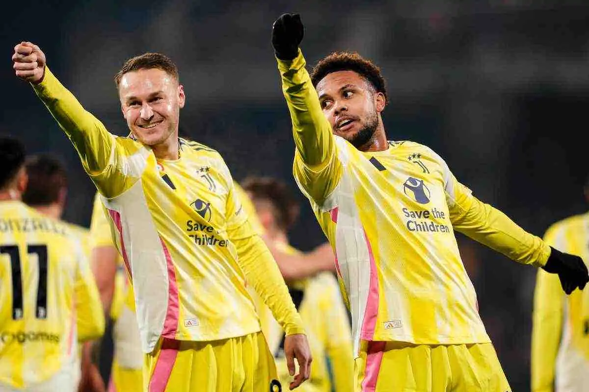 Koopmeiners e McKennie esultano dopo un gol