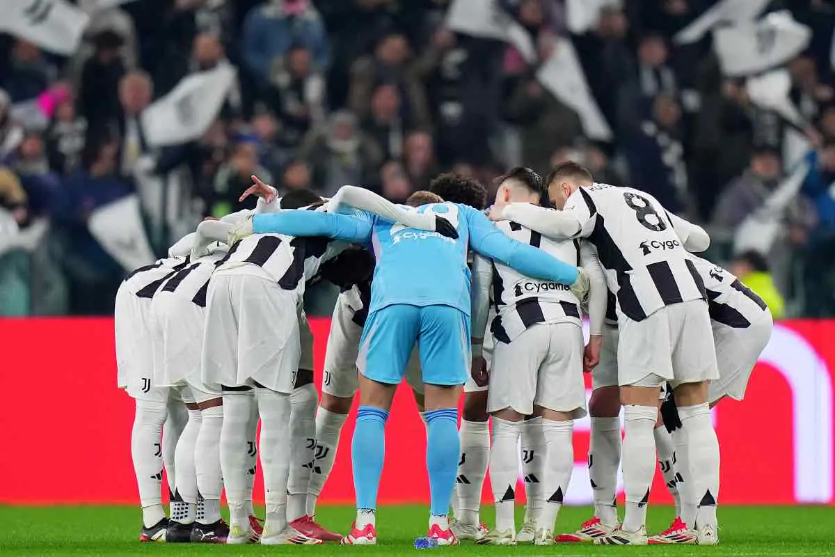 Giocatori della Juventus riuniti in cerchio