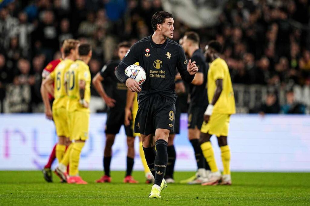 Vlahovic con il pallone in mano