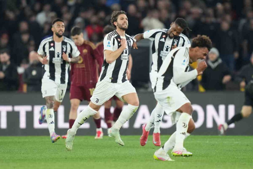 Locatelli esulta in campo con i compagni