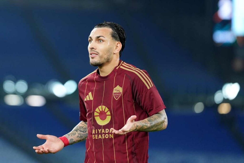 Paredes con le braccia larghe