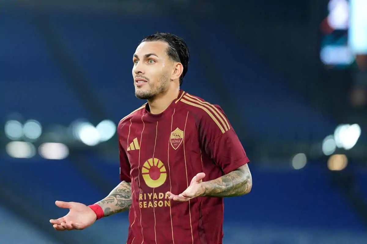 Paredes con le braccia larghe