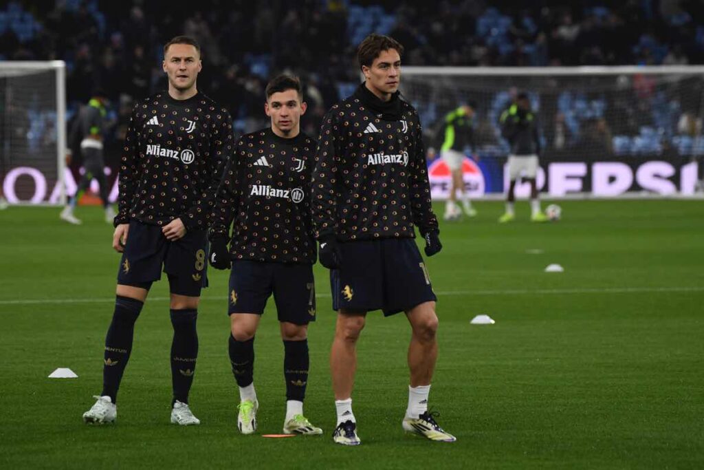 Koopmeiners, Conceicao e Yildiz durante il riscaldamento