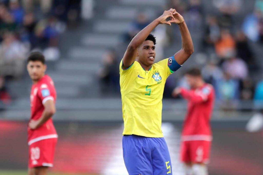 Santos esulta dopo un gol