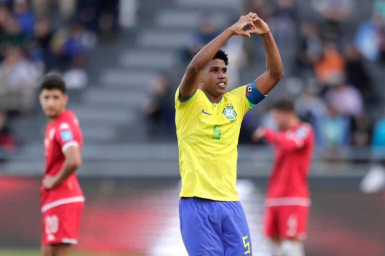 Santos esulta dopo un gol