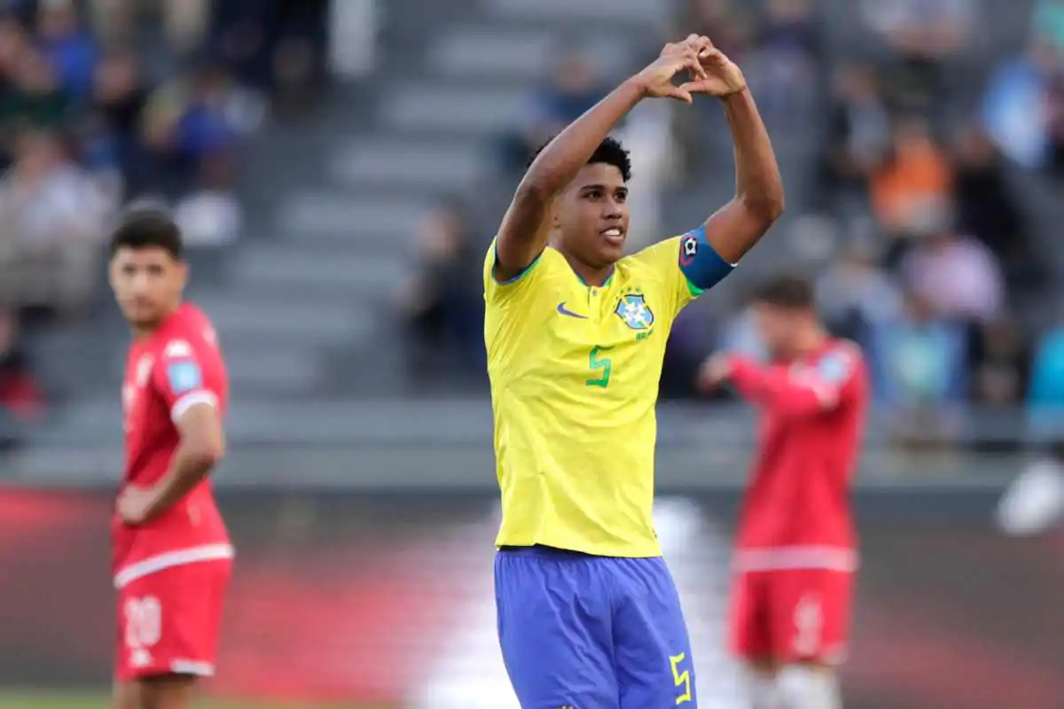 Santos esulta dopo un gol