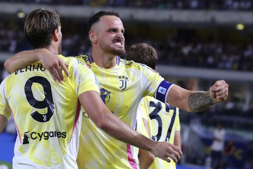 Vlahovic e Gatti si abbracciano