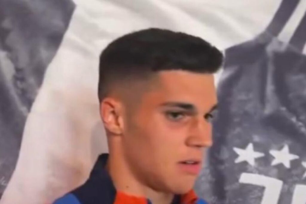 Adzic immortalato durante un'intervista