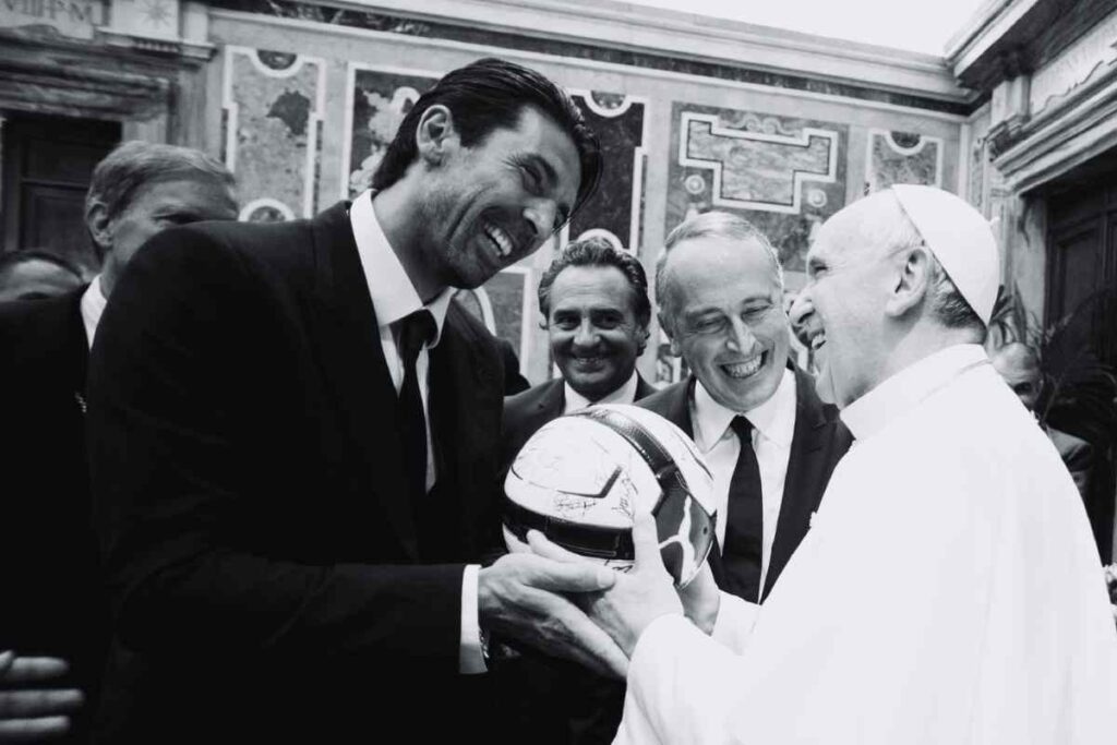 Buffon e Papa Francesco sorridenti in bianco e nero