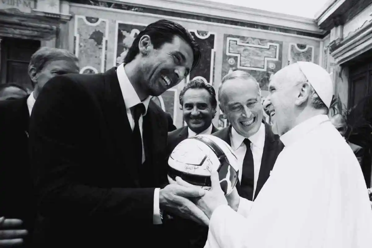 Buffon e Papa Francesco sorridenti in bianco e nero