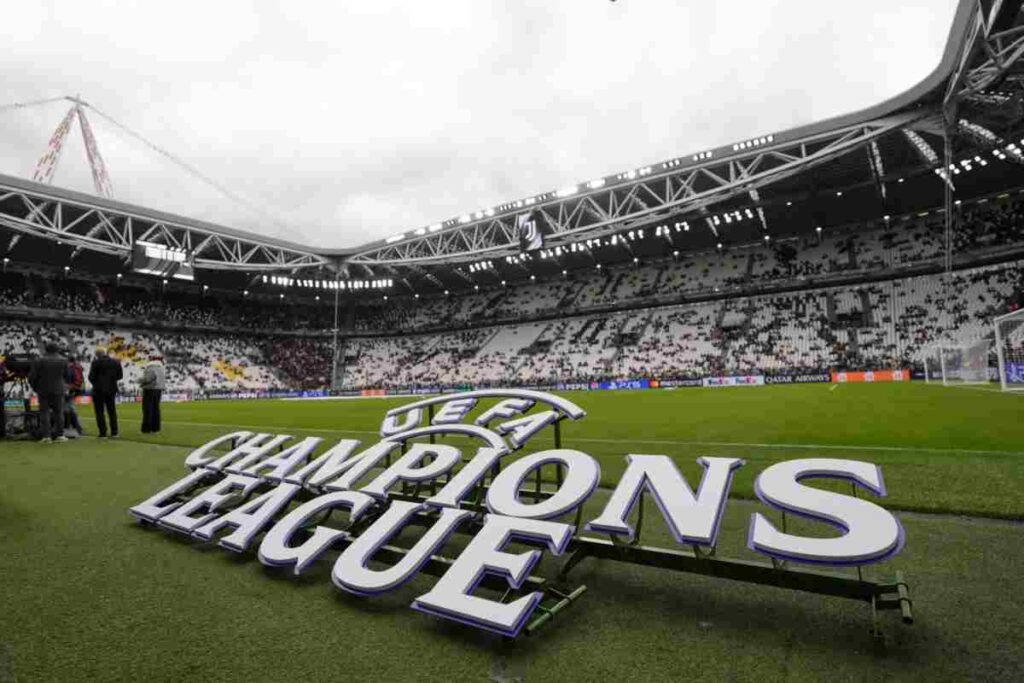 Il logo della Champions League sul terreno di gioco dell'Allianz Stadium