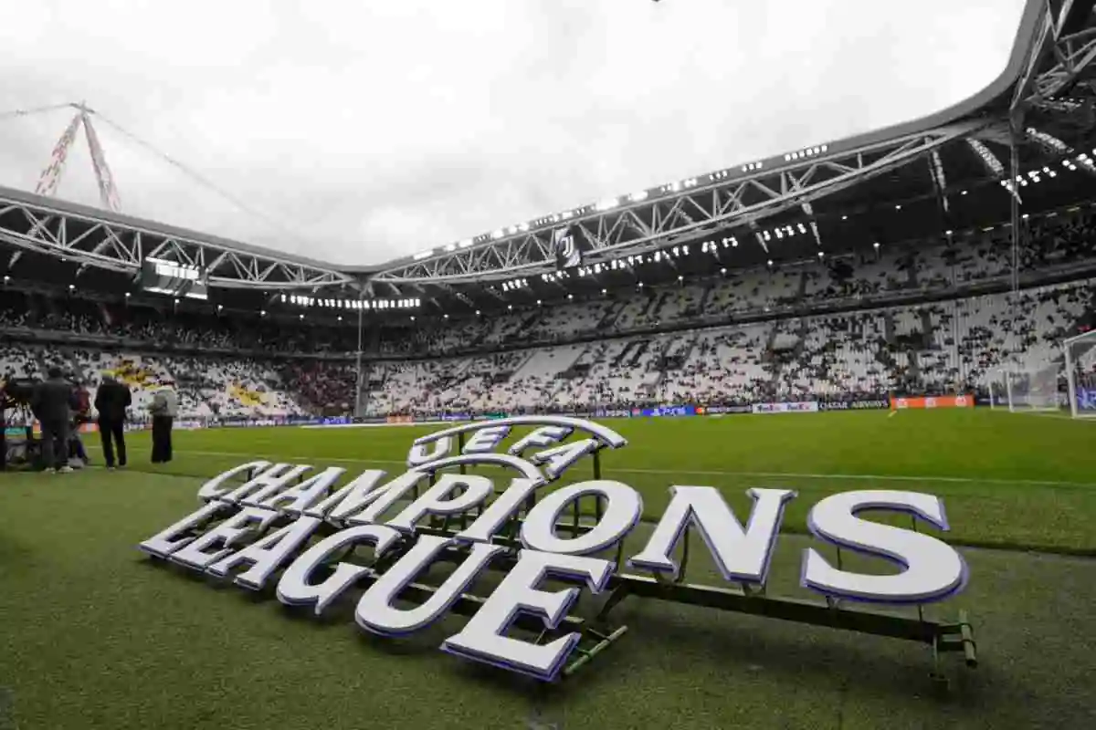 Il logo della Champions League sul terreno di gioco dell'Allianz Stadium