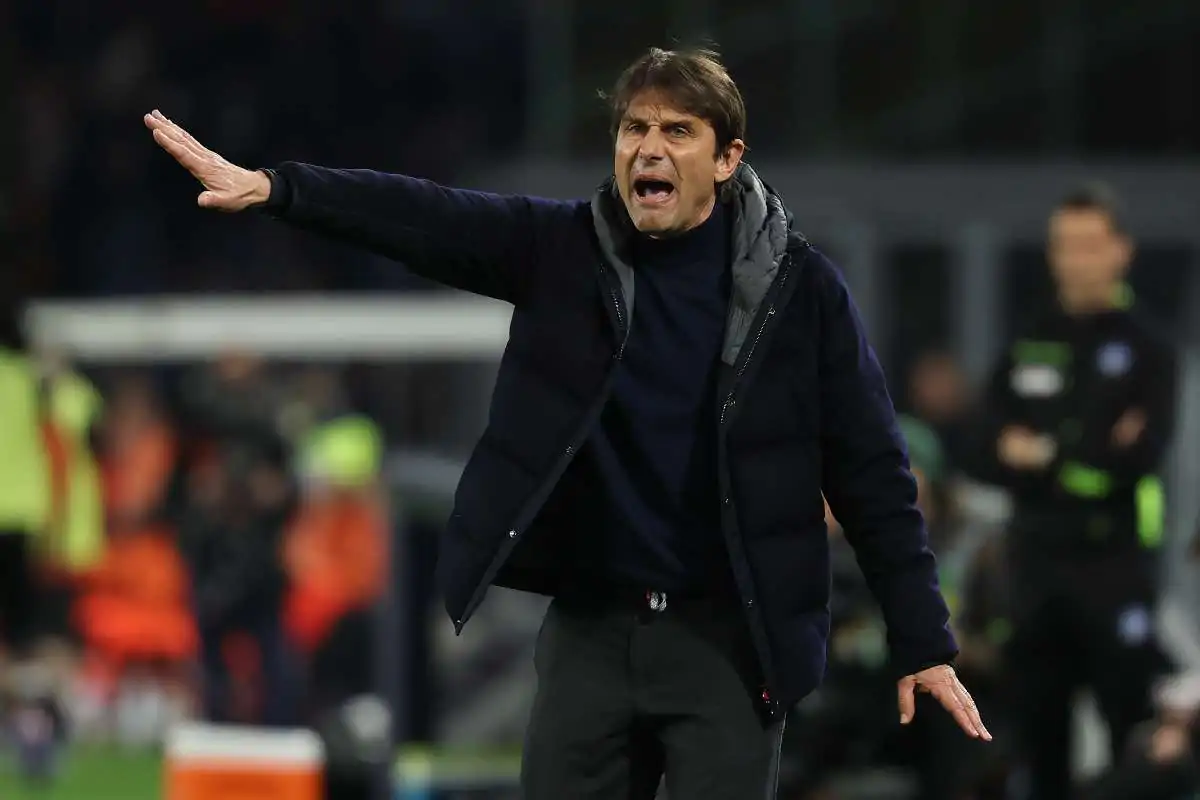 Conte dà indicazioni in mezzo al campo